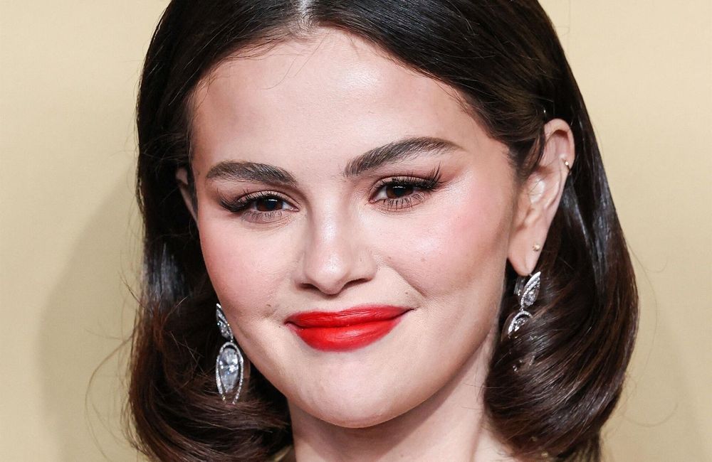 SAG Awards 2025 : Selena Gomez revisite la coiffure et le make-up rétro avec élégance