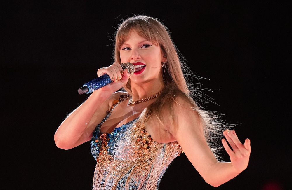 Taylor Swift annonce ses fiançailles avec son compagnon Travis Kelce