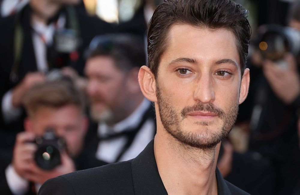 Qui est la star dont s’inspire Pierre Niney pour le nouveau thriller « Gourou » ?