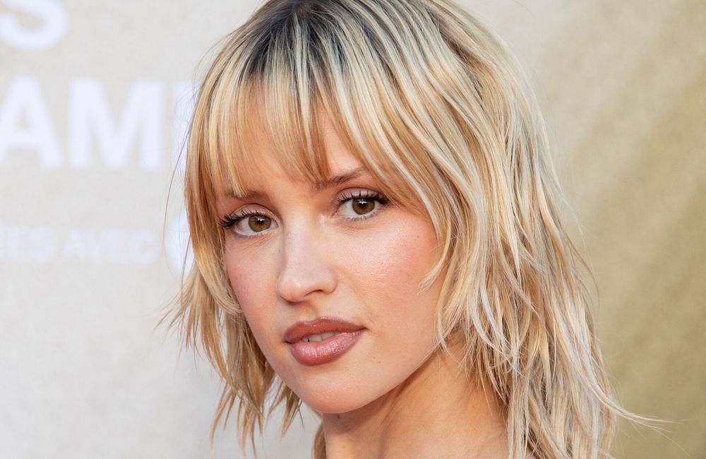 Après le « shag », Angèle succombe à la « wolf cut » et confirme son statut d'icône capillaire