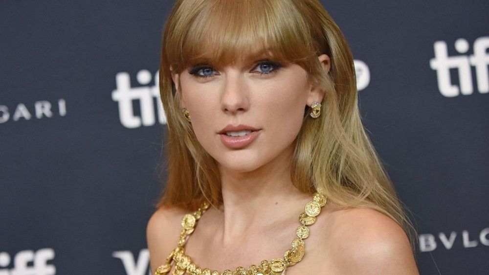 Taylor Swift (35 ans) le dos cambré, le derrière à moitié vêtu : "Quel exemple pour la jeunesse", elle scandalise