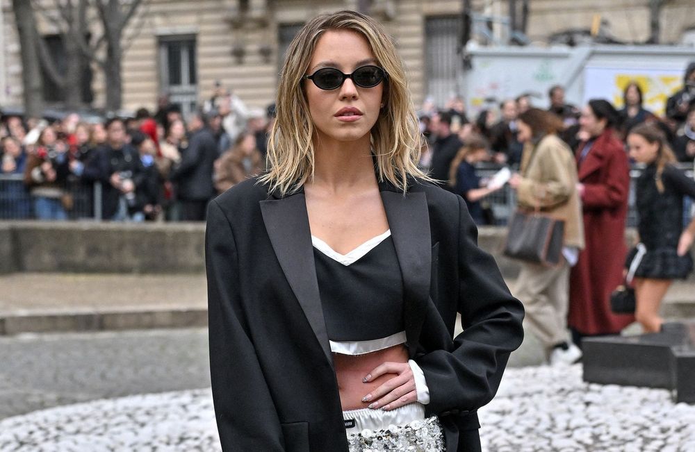 La veste de tailleur, la clé pour s'approprier la tendance « no pants » par Sydney Sweeney