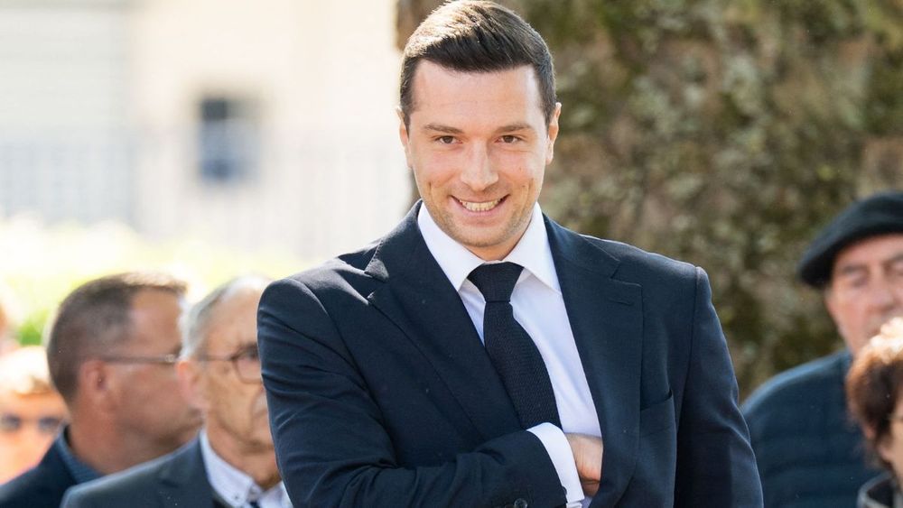Jordan Bardella, "gaillard" au corps "sculpté par des heures de musculation et de boxe" : son arrivée à Saint-Tropez fait réagir