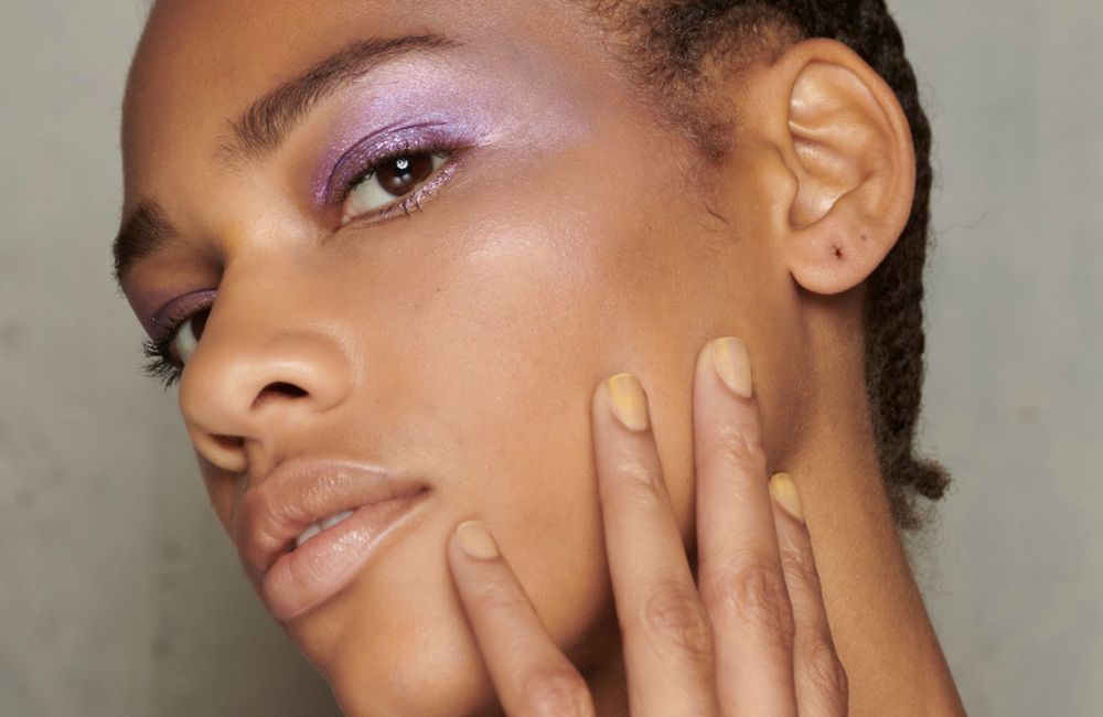 Manucure : les ongles lilas s’imposent comme la nouvelle teinte neutre de l’été