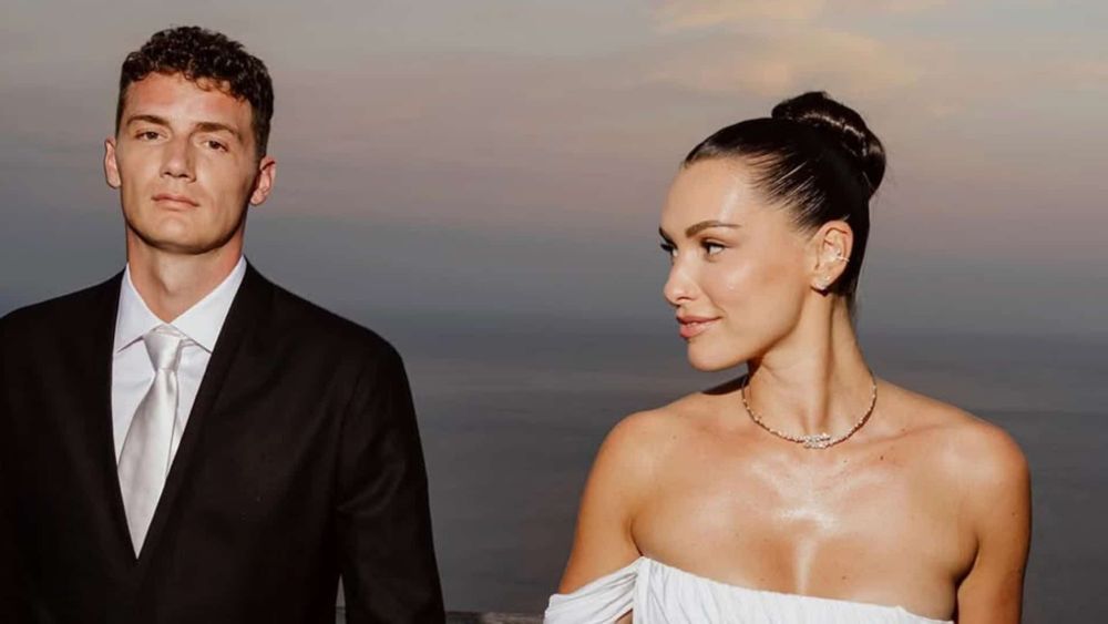"Les derniers 9 mois" : Benjamin Pavard bientôt papa, son épouse Kleofina dévoile son beau baby bump !