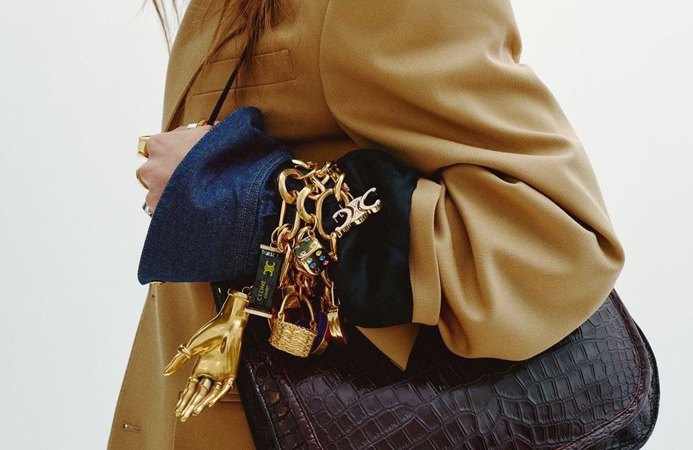 Vu au défilé Celine, ce bracelet XXL fait déjà sensation sur les réseaux