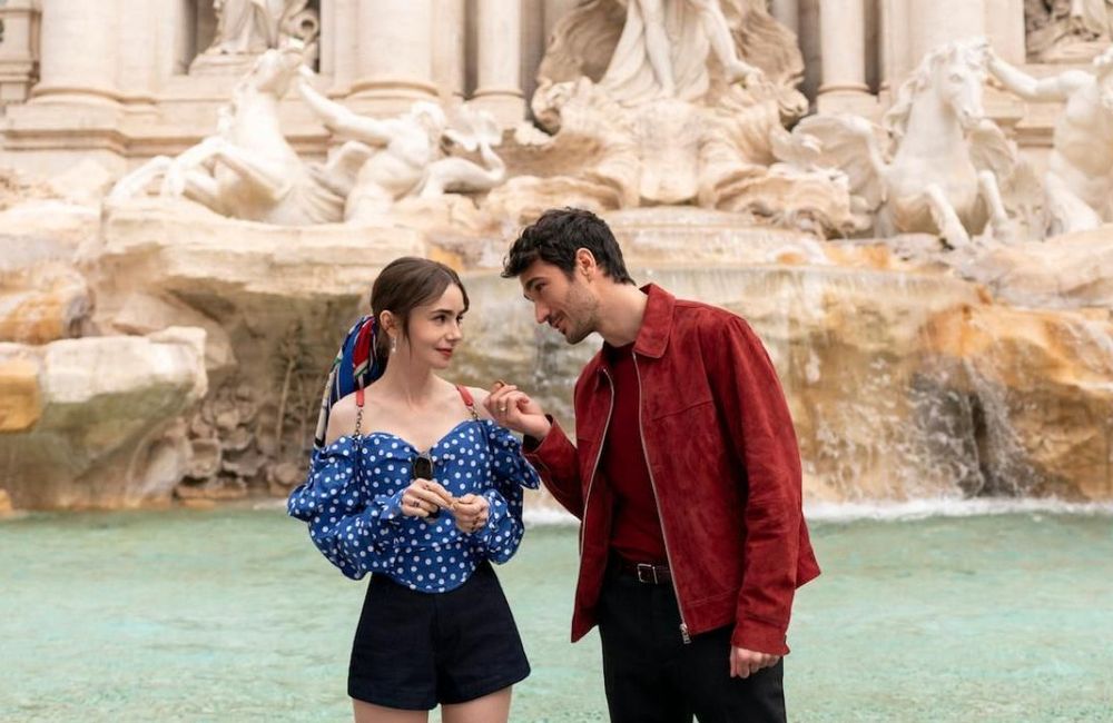Que raconte la robe haute couture portée par Lily Collins dans la nouvelle affiche d’«Emily in Paris» ?