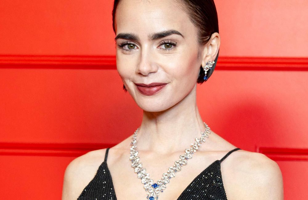 Lily Collins : cette façon de coiffer son carré court nous inspire pour les futurs réveillons