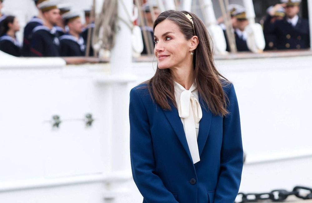 Tendance « Ladylike » : Letizia d’Espagne confirme le retour du col lavallière