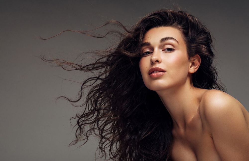 Électricité statique : comment éviter le bad hair day en hiver selon une pro