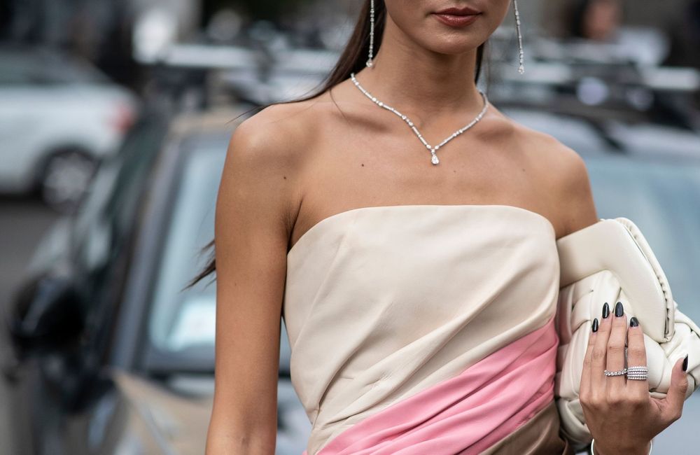 Faut-il associer son vernis à ongles à son sac à main cet automne ?