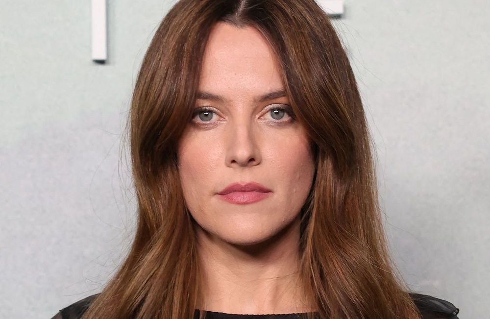 Riley Keough : la petite-fille d’Elvis Presley chante au défilé Chanel