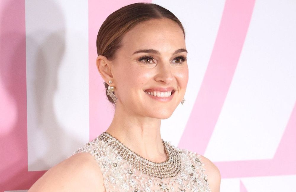 « C’est trop chelou » : Natalie Portman apprend le français à Jimmy Fallon et conquiert la Toile