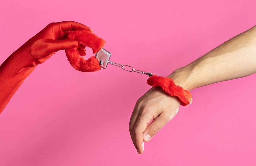 Qu’est-ce que la sexualité « kinky », qui séduit de plus en plus de femmes ?