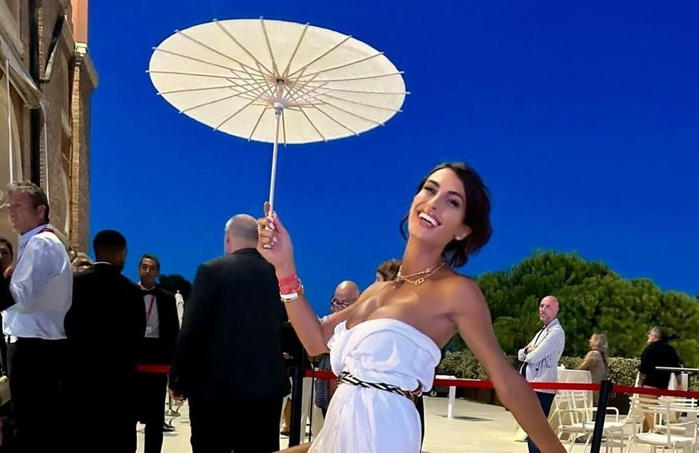La folle histoire de la robe volée dans le train : elle arrive sur le tapis rouge de la Mostra dans un drap