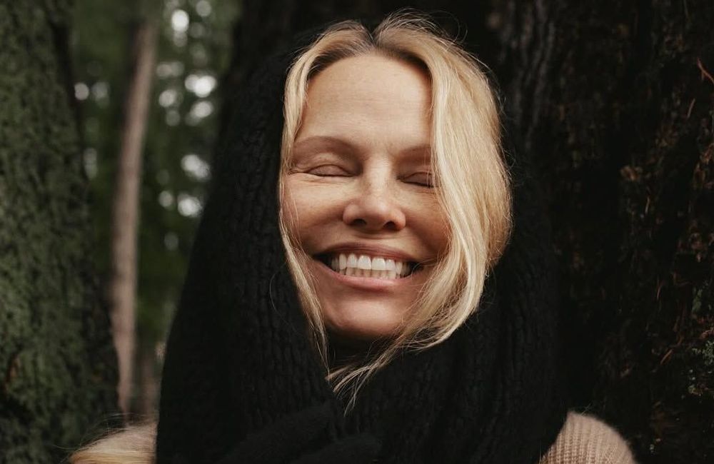 Pamela Anderson remet au goût du jour cette façon très française de porter son écharpe