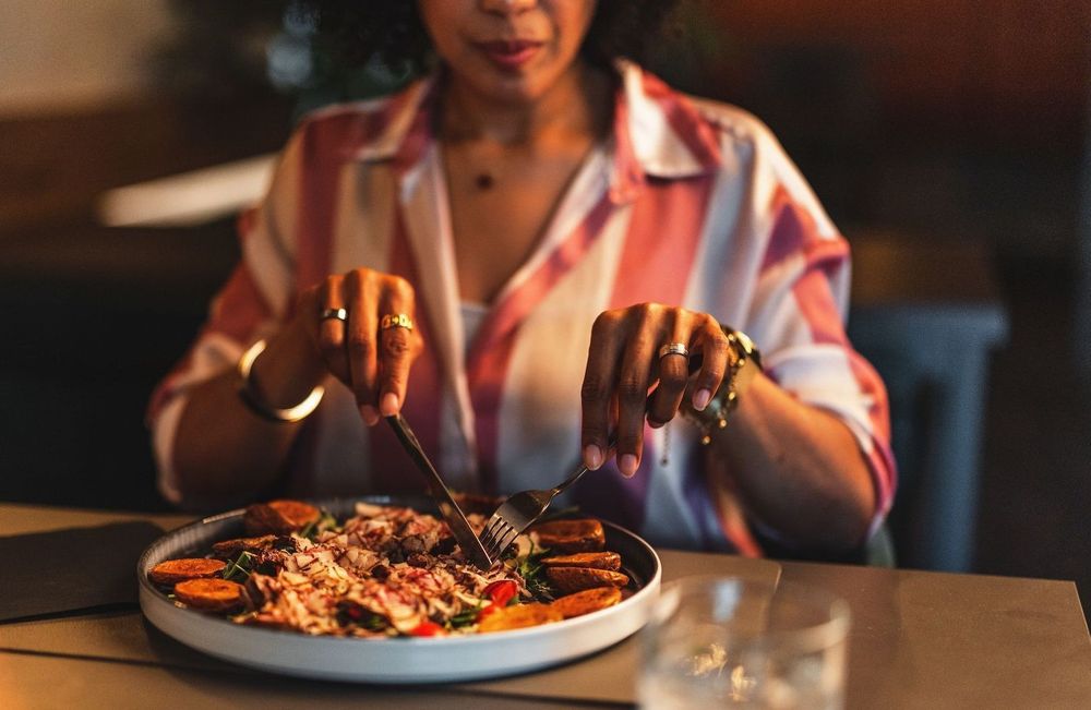Vieillissement cutané : cette habitude au dîner que les dermatologues conseillent de surveiller