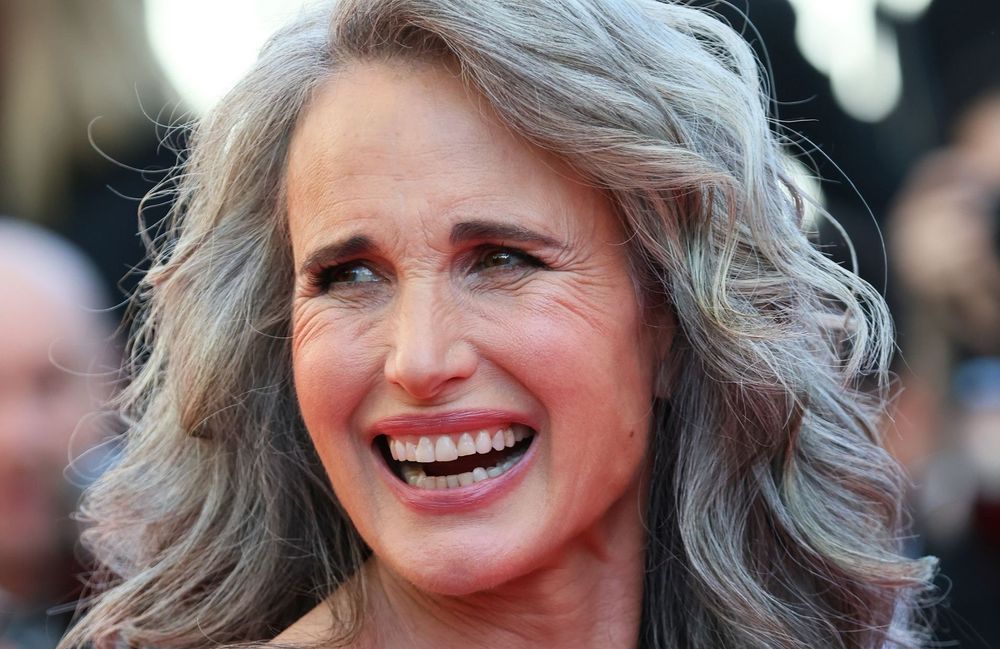 « Je ne trouve pas que ça me vieillit » : Andie MacDowell répond aux critiques sur ses cheveux blancs