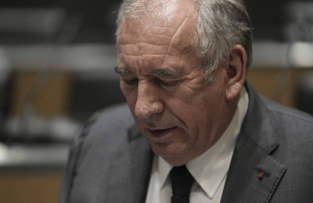 « Un geste éducatif » : François Bayrou se défend de la gifle donnée à un jeune en 2002