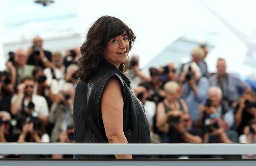 « Bonne fête des mémères ! » : victime d’âgisme en ligne, Romane Bohringer répond avec humour