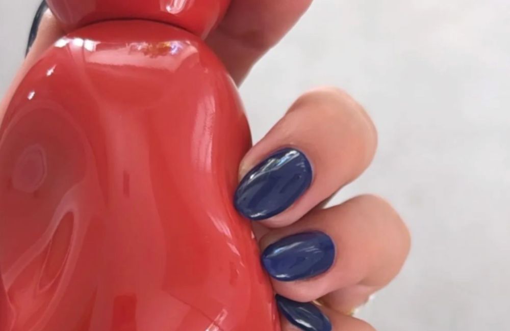 « Midnight nails », la nouvelle tendance manucure lancée par Hailey Bieber