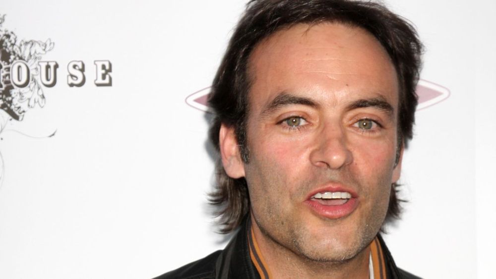 Anthony Delon : un mois après le décès de son père, il touche les internautes avec un message émouvant