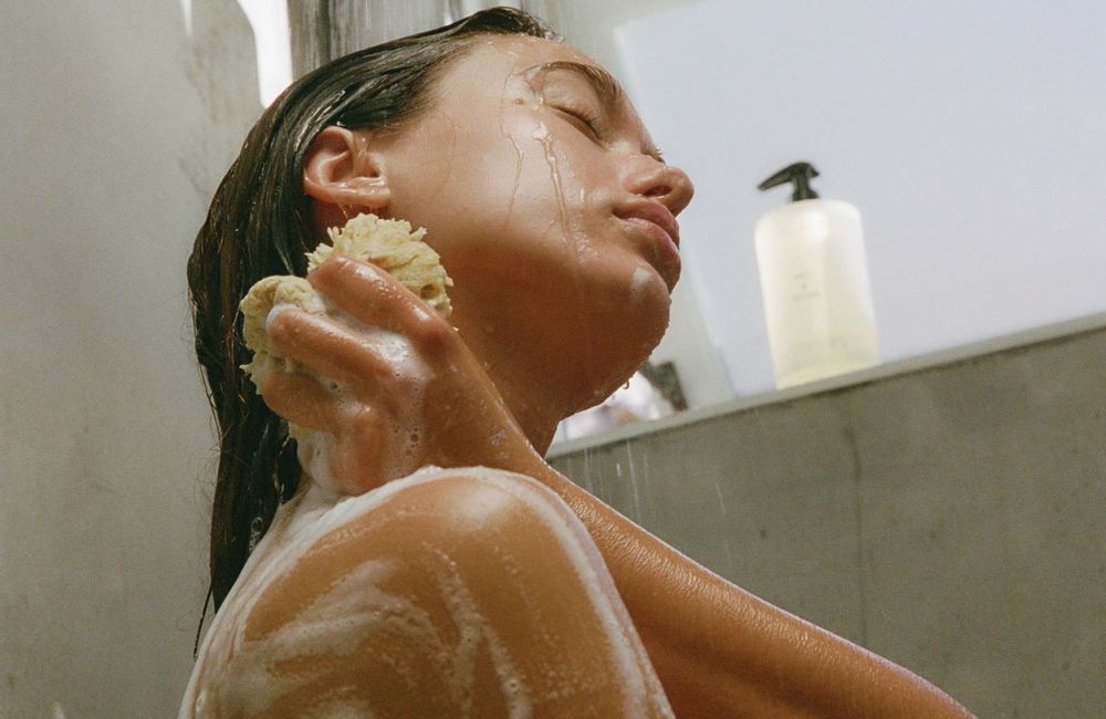 Gant de toilette ou mains : quelle est la meilleure façon de se laver selon les dermatologues ?