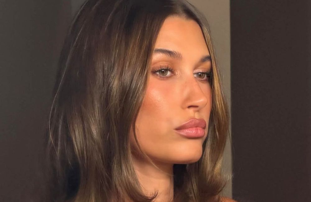 Entre le carré et les cheveux longs, cette coupe des années 90 est celle qu'il vous faut cet été