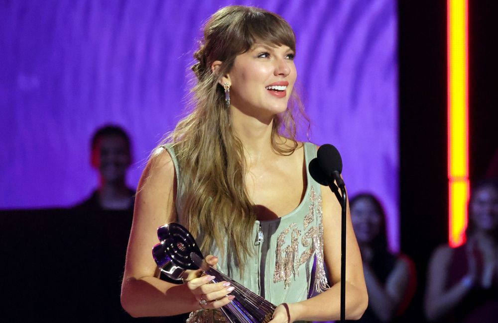 Taylor Swift remet au goût du jour sa coiffure iconique de 2016