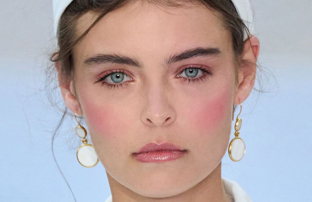 Boyfriend blush : cette façon de porter le fard à joues va changer votre routine make-up