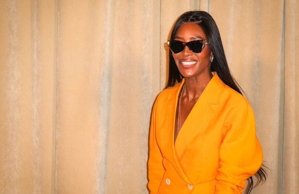 Chevelure XXL blond miel : Naomi Campbell délaisse sa crinière noire au profit d’une coloration lumineuse