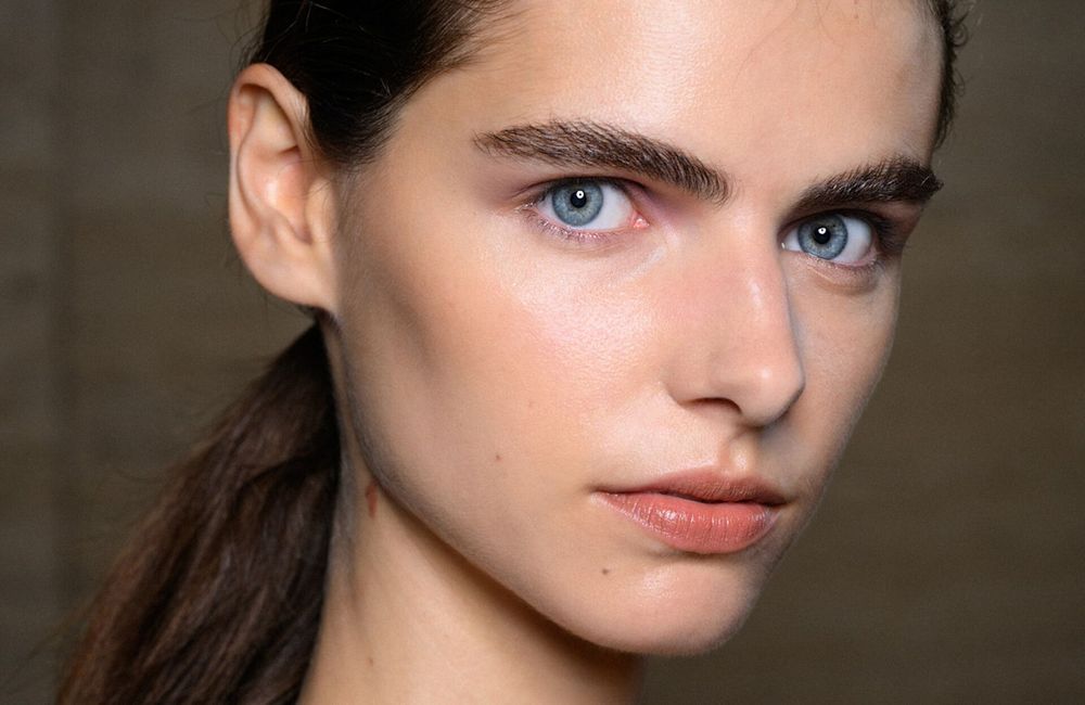 Après le marron, le mascara gris s’impose comme la nuance inattendue de l’automne