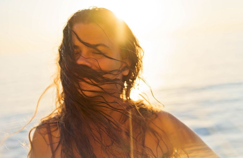 Cheveux et soleil : faut-il adapter son shampoing à la saison ?