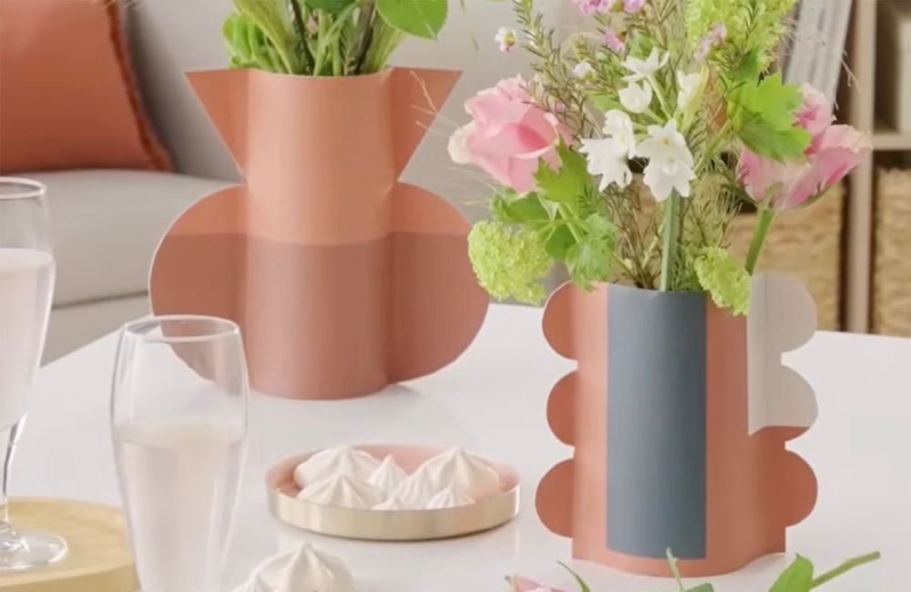 DIY : comment recycler des chutes de papier peint en vase déco