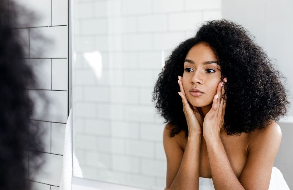 Ces habitudes quotidiennes peuvent considérablement assécher la peau selon une dermatologue