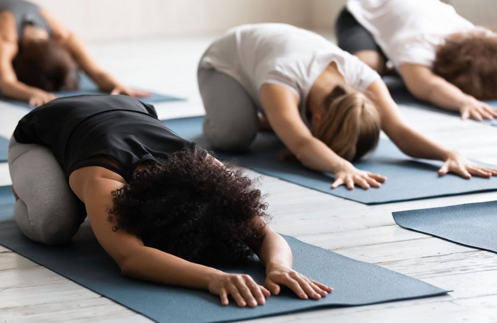 Yoga à Paris : un cours géant organisé sous la pyramide inversée du Louvre