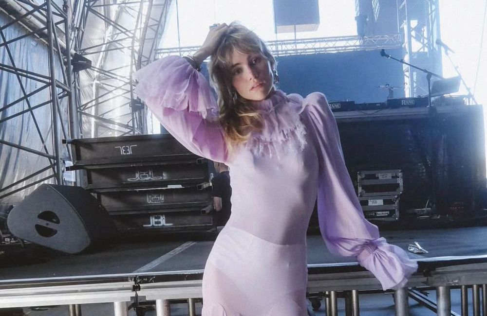 Suki Waterhouse relance le violet bohème, teinte phare de la rentrée