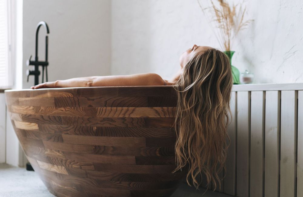 Pourquoi les blondes doivent arrêter de tremper leurs cheveux dans l’eau du bain ?