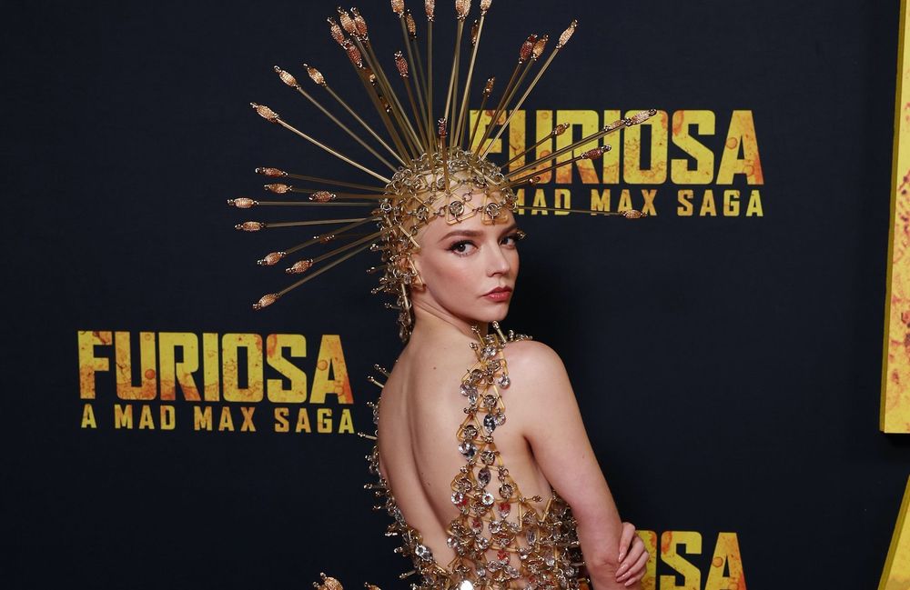 Flèches, cotte de maille et transparence : Anya Taylor-Joy ressuscite une incroyable robe vintage Paco Rabanne
