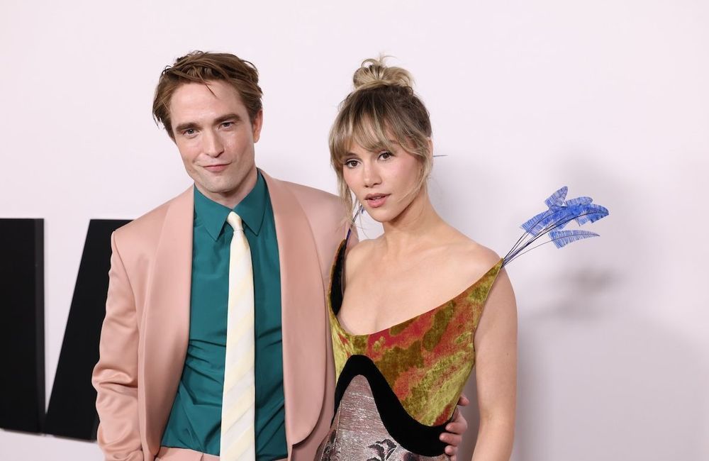 Suki Waterhouse évoque ses envies de maternité avec Robert Pattinson : « Peut-être agrandir ma famille »