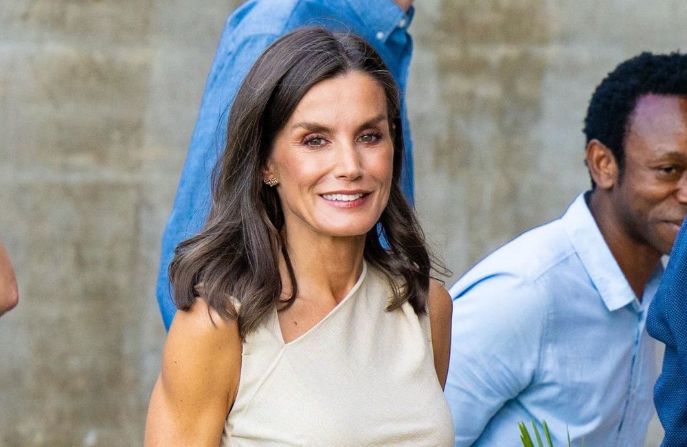 La reine Letizia d'Espagne fait sensation dans une robe Mango au col asymétrique