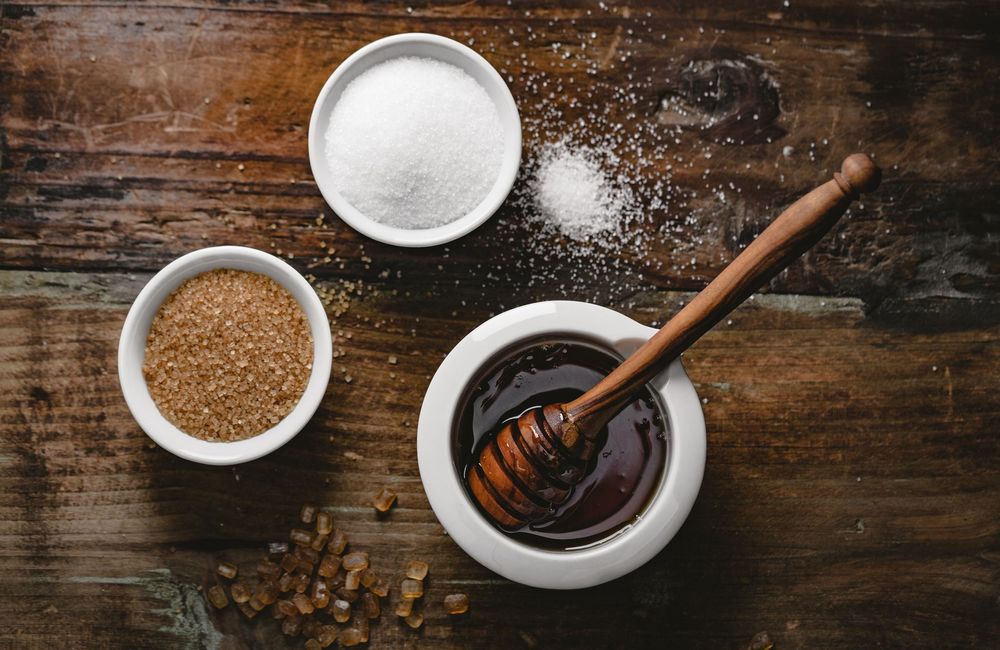 Le miel est-il vraiment meilleur que le sucre blanc pour la santé ?