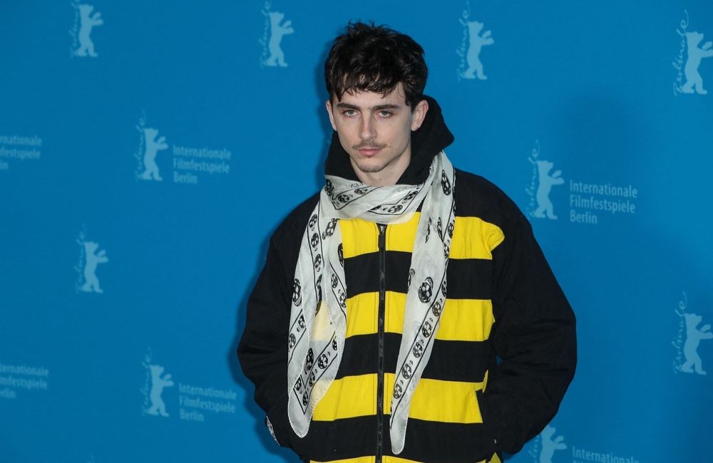 Accessoire phare des années 2000, Timothée Chalamet remet au goût du jour le foulard Skull d’Alexander McQueen