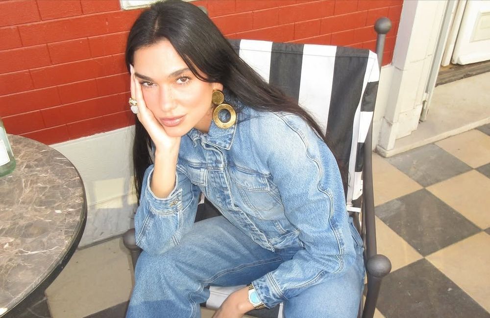 Pour un effet bonne mine instantané, Dua Lipa ne porte plus que cet audacieux fard à paupières