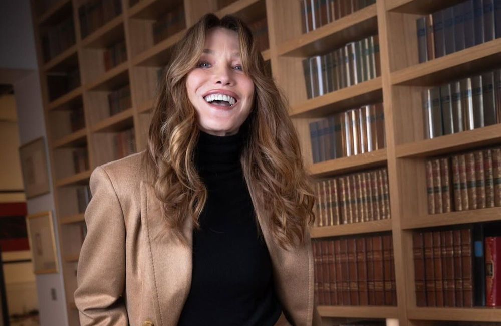 Carla Bruni dévoile une coiffure qui met en valeur ses pommettes
