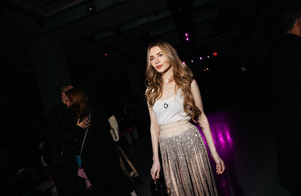 Anna Delvey défile à nouveau à la Fashion Week… avec son bracelet électronique