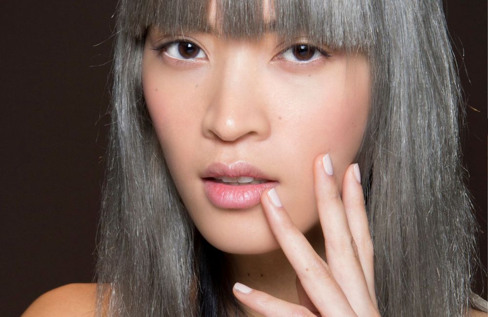 Cheveux gris avant 30 ans ? Cette carence nutritionnelle que personne ne soupçonne est l’une des causes
