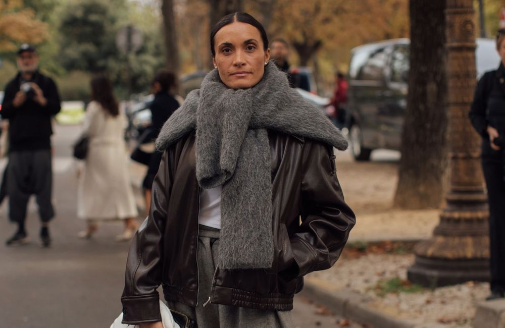 Porter son pull sur un manteau est la nouvelle alternative tendance à l’écharpe cet hiver