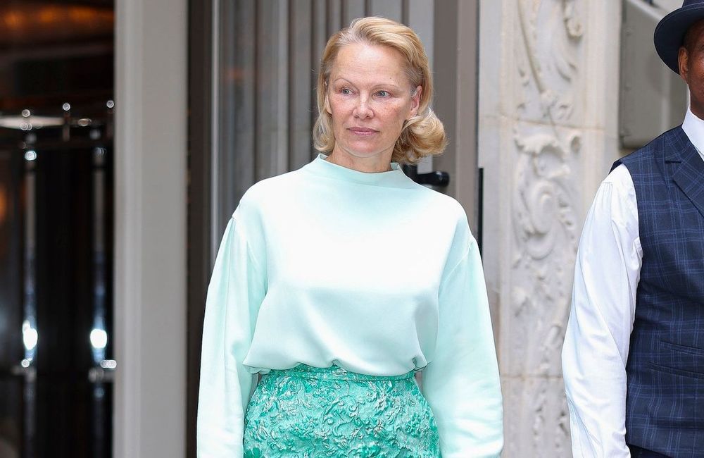 Pourquoi le monochrome est la meilleure idée mode de l’été selon Pamela Anderson