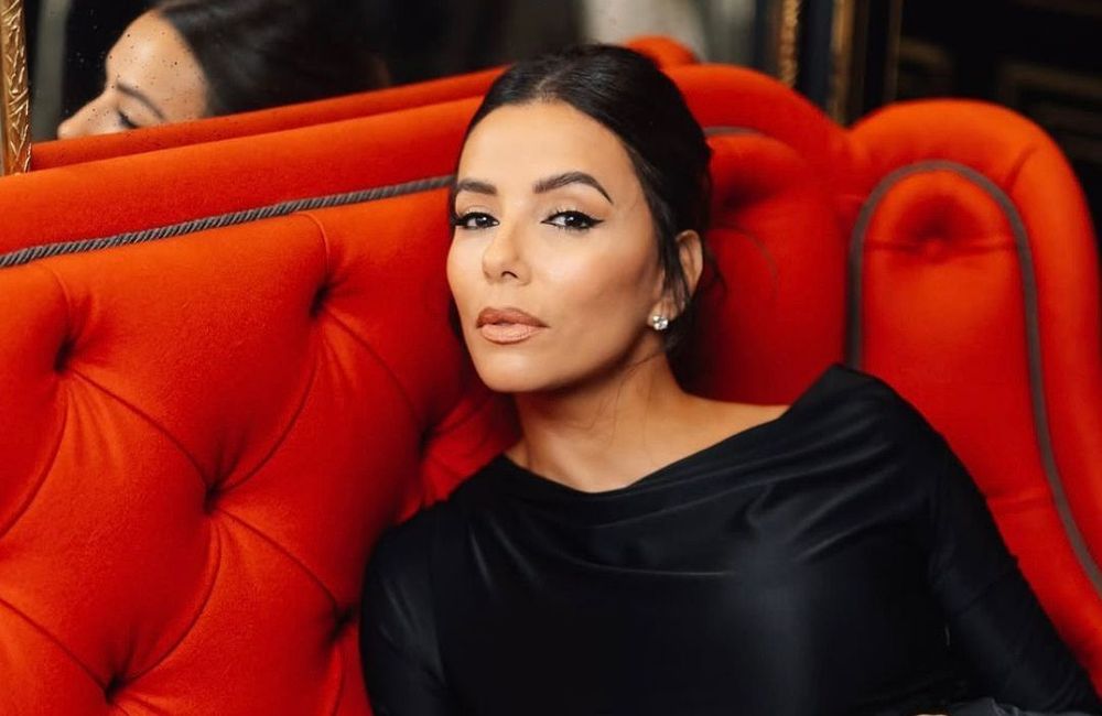 Regard de biche et chignon haut : Eva Longoria toute de noir vêtue électrise le défilé Victoria Beckham